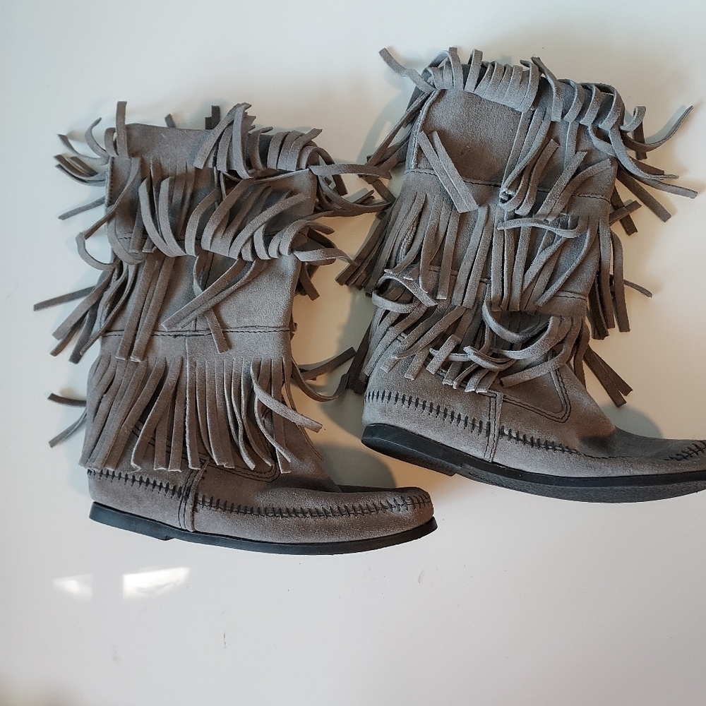 MINNETONKA 3 layer fringe boots - Picture 3 of 7
